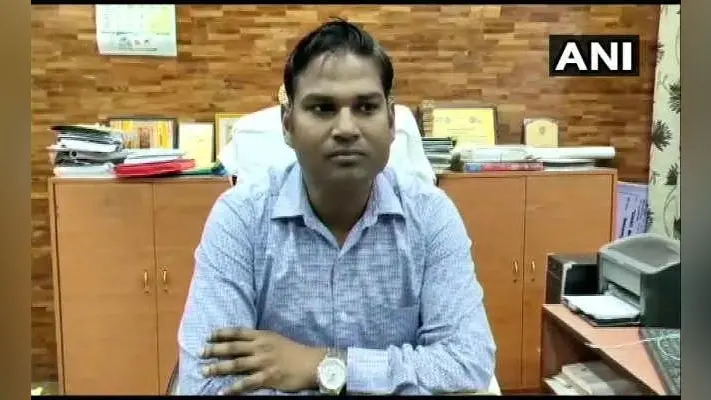 मिर्जापुर : मिड डे मील के खौलते सब्जी के बर्तन में गिरने से 3 साल की मासूम की मौत, हेडमास्टर सस्पेंड