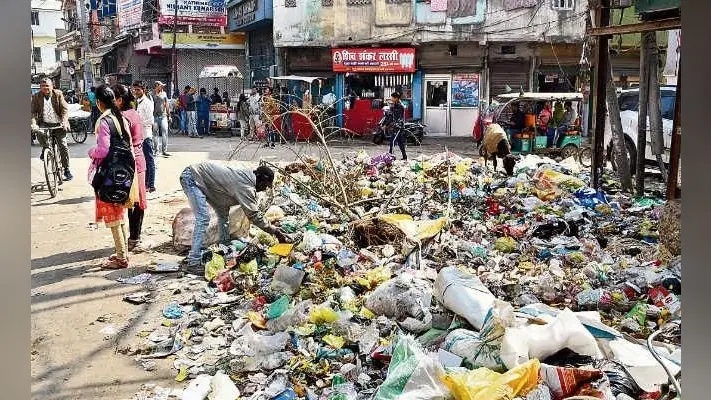 मुंगेर में निगमकर्मी के अनिश्चितकाली हड़ताल शहर में सफाई कार्य ठप, लोगों की बढ़ी परेशानी