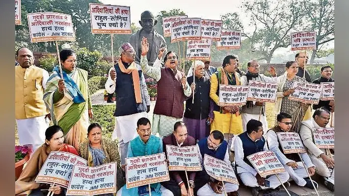 संसद में गूंजा चाईबासा में आदिवासी नरसंहार का मामला, भाजपा सांसदों ने स्लोगन लिखी, तख्तियां लहरायी