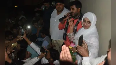 ”लैला मजनू” लुक में फिल्म प्रमोट करने पहुंचे अक्षरा सिंह-प्रदीप पांडेय, दीदार को बेकाबू हुए फैंस