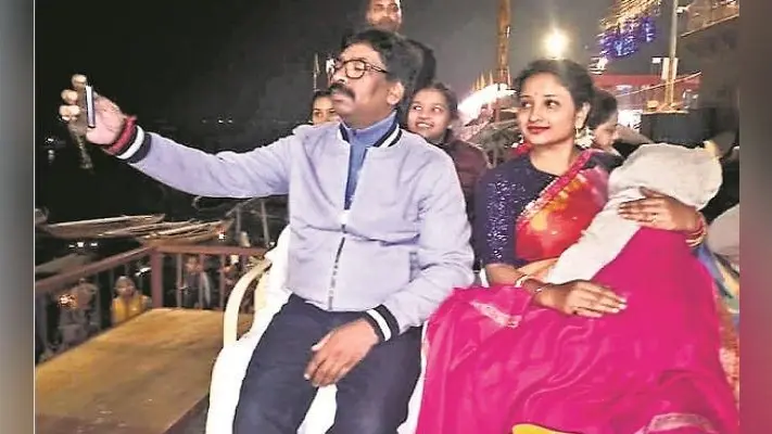 रांची : शादी की सालगिरह पर हेमंत सोरेन ने सपरिवार की बाबा विश्वनाथ की पूजा, लिया आशीर्वाद