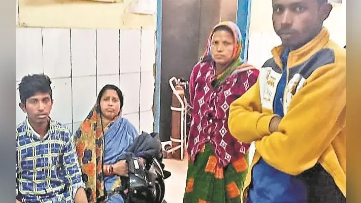 अररिया : जहरीले गेहुअन सांप ने युवक को डंसा तो डंसनेवाले सांप को दांतों से काट कर मार डाला