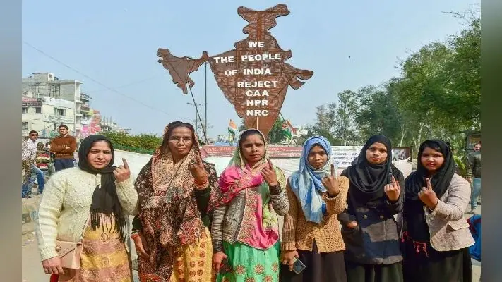 #DelhiElection2020 : सीएए के खिलाफ प्रदर्शन जारी रखने के लिए शाहीन बाग की महिलाओं ने बारी-बारी से किया मतदान