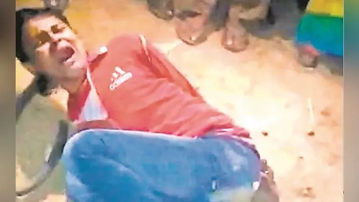 नवादा : चोरी का आरोप लगाकर भीड़ ने युवक को पीटकर किया अधमरा