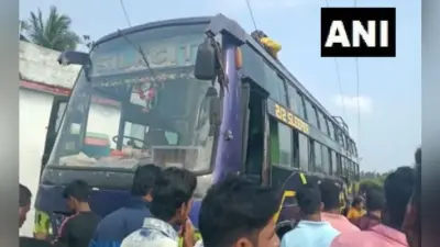 बिजली के तार की चपेट में आने से बस में लगी आग, 9 की मौत, 22 घायल