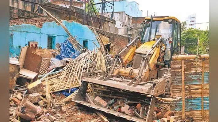 हाजीपुर-सुगौली रेल लाइन से हटाया गया अतिक्रमण