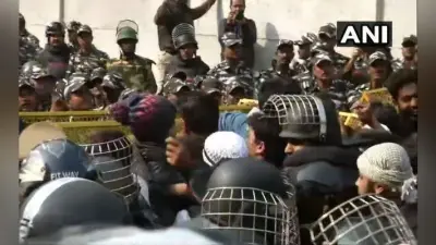 CAA के खिलाफ जामिया से निकले मार्च को रोकने पर प्रदर्शनकारियों की पुलिस से भिड़ंत