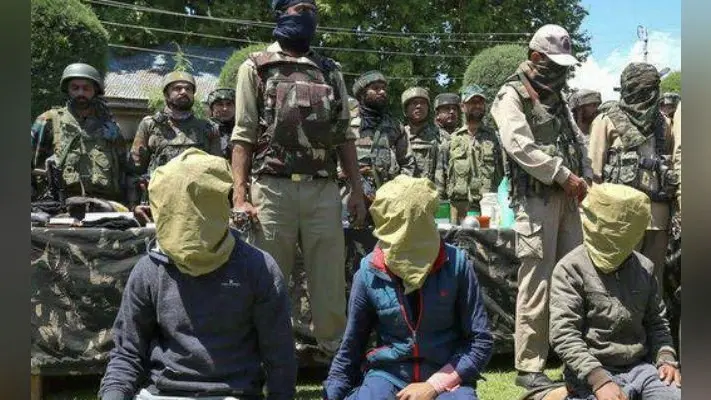 कश्मीर में आतंकवादी संगठनों के तीन संदिग्ध सदस्य गिरफ्तार
