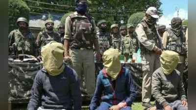 कश्मीर में आतंकवादी संगठनों के तीन संदिग्ध सदस्य गिरफ्तार