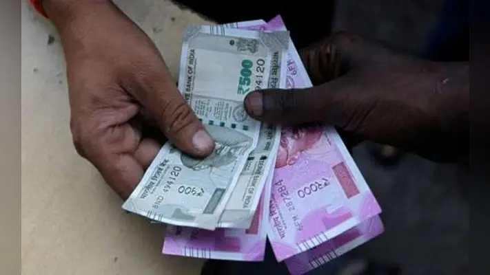 सात लाख रुपये ले भागा युवक