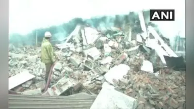 जम्मू में तीन मंजिला इमारत ढही,मलबे में तीन लोग दबे