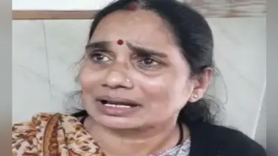 दोषियों को फांसी देने में देरी को लेकर निर्भया की मां ने अदालत के बाहर विरोध जताया