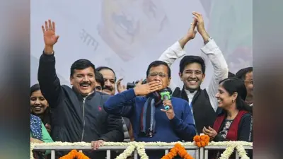 दिल्ली फिर हुई ”आप” की, कार्यकर्ताओं ने यूं मनाया जश्न