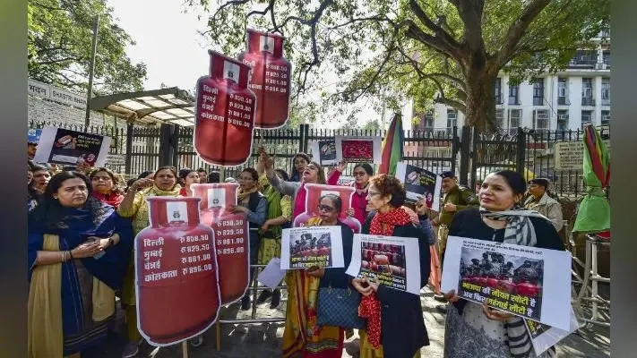 LPG कीमत में इजाफे के खिलाफ महिला कांग्रेस ने किया प्रदर्शन, मंत्री को सौंपा ज्ञापन