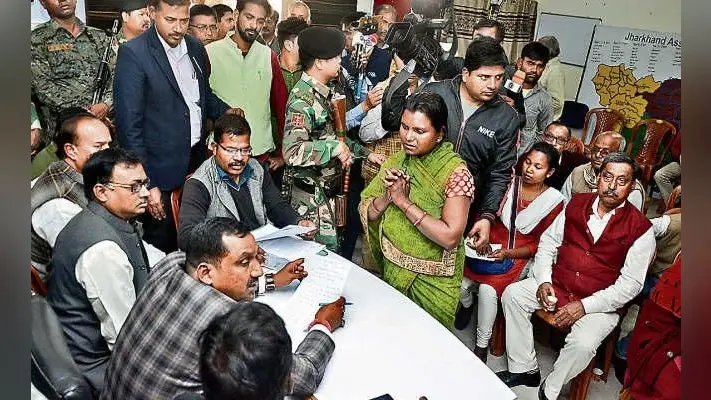 रांची : जनता दरबार में पहुंची महिला ने मंत्री बन्ना गुप्ता से लगायी गुहार, मंत्री ने कराया 35 हजार माफ