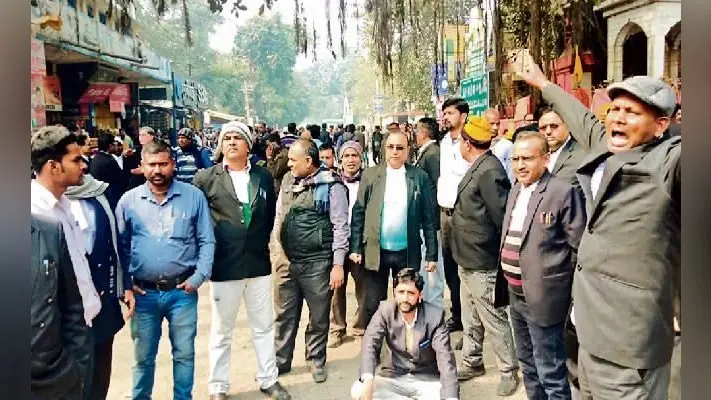 गोपालगंज में बदमाशों ने दिया घटना को अंजाम, वकील को मारी गोली, हंगामा