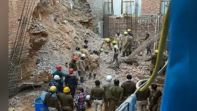 दिल्ली में निर्माणाधीन इमारत गिरी, एक की मौत, एक को बचाया गया