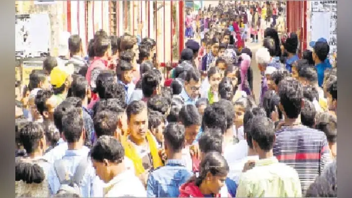 दो मुन्नाभाई समेत एक छात्र को किया गिरफ्तार