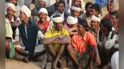 आदिवासी महिला-पुरुषों से नक्सली लीडर कराते हैं दिहाड़ी मजदूरी