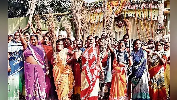कतरास : विधायक ढुलू महतो को गिरफ्तार करने पहुंची पुलिस, हुआ विरोध