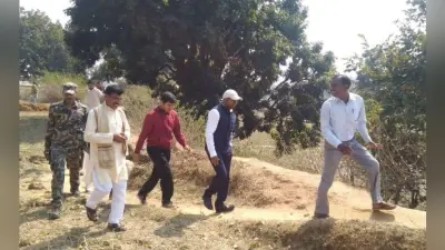 नक्सल प्रभावित गांवों में बेखौफ पैदल घूमे उपायुक्त, ग्रामीणों ने की सड़क बनाने की मांग