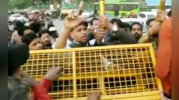 शाहीन बाग: वार्ताकार का सुप्रीम कोर्ट में हलफनामा- धरना शांतिपूर्ण मगर पुलिस ने बंद किए हैं रास्ते