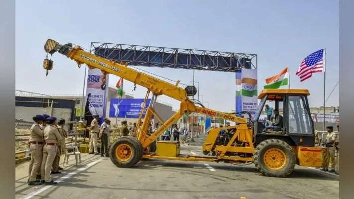 ट्रंप की भारत यात्रा से पहले मोटेरा स्टेडियम का प्रवेश द्वार गिरा