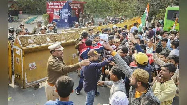 जाफराबाद इलाके में CAA विरोधियों और समर्थकों के बीच झड़प, दो मेट्रो स्टेशन बंद किये गए