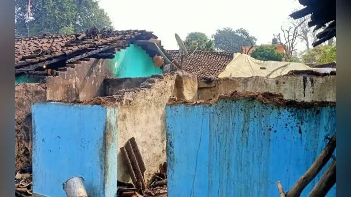 सिमडेगा : आधी रात को कई घरों में लगी आग, एक घर जलकर खाक, लाखों का नुकसान