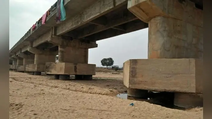 लातेहार : कभी भी गिर सकता है औरंगा नदी पर बना पुल, अवैध बालू उठाव से पीलर कैप क्षतिग्रस्त
