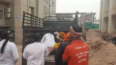 Agra News: एसएन मेडिकल कॉलेज में जूनियर डॉक्टरों का कार्य बहिष्कार, ऑटो में इलाज कराने को मजबूर मरीज