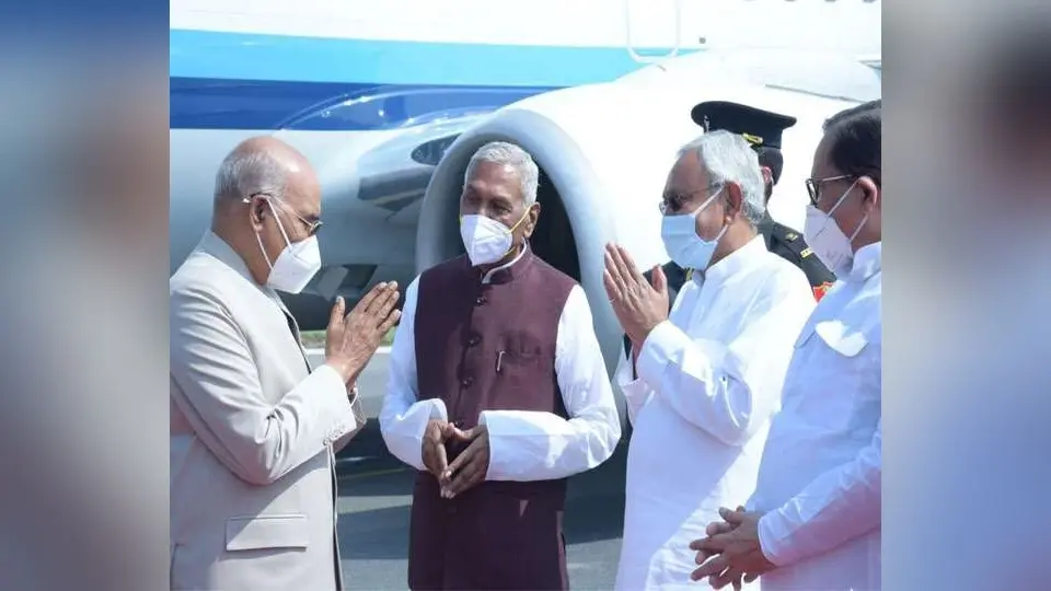 तीन दिवसीय बिहार दौरे पर पटना पहुंचे राष्ट्रपति कोविंद, राज्यपाल और मुख्यमंत्री ने की एयरपोर्ट पर आगवानी