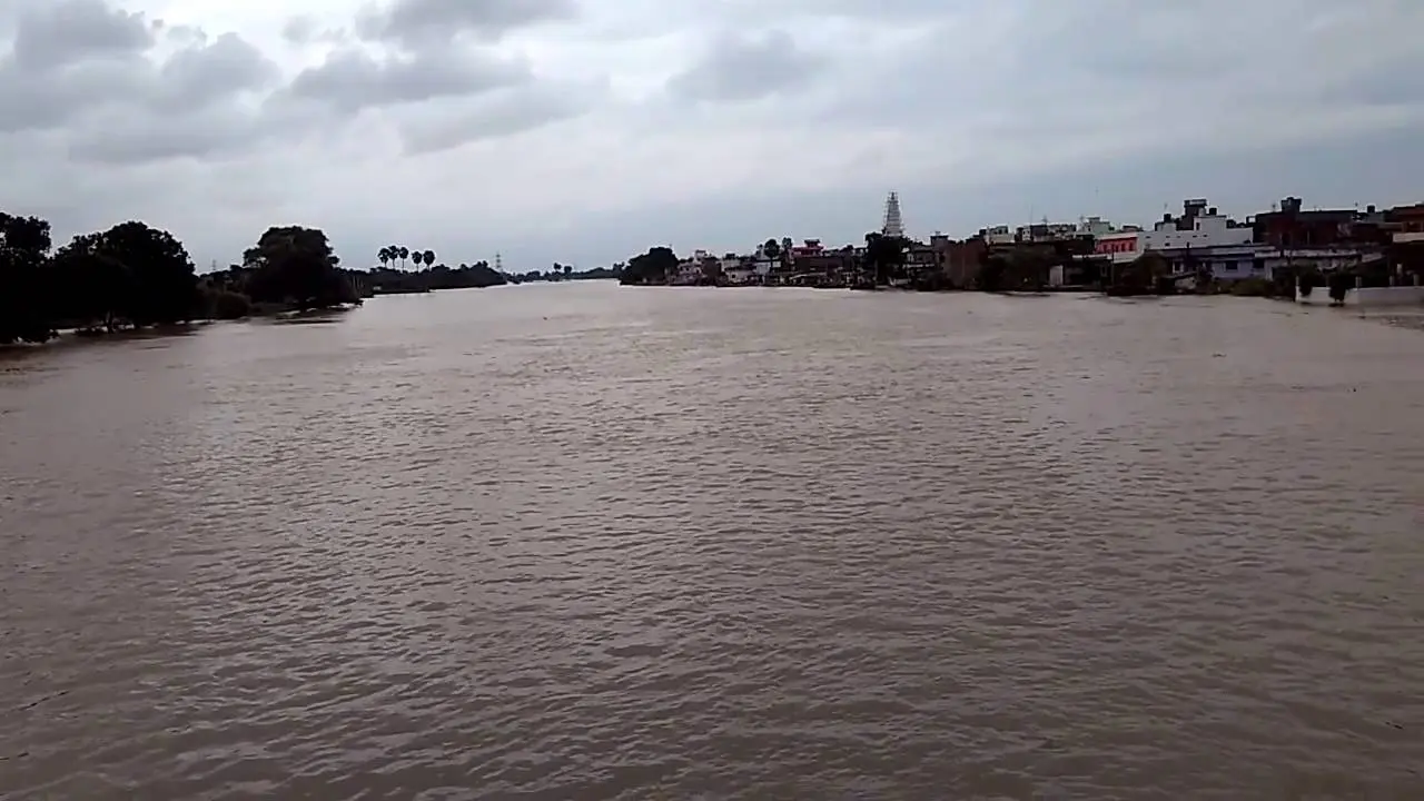 डेंजर लेबल की ओर बढ़ रही गंगा, कटाव की आशंका से लोग भयभीत