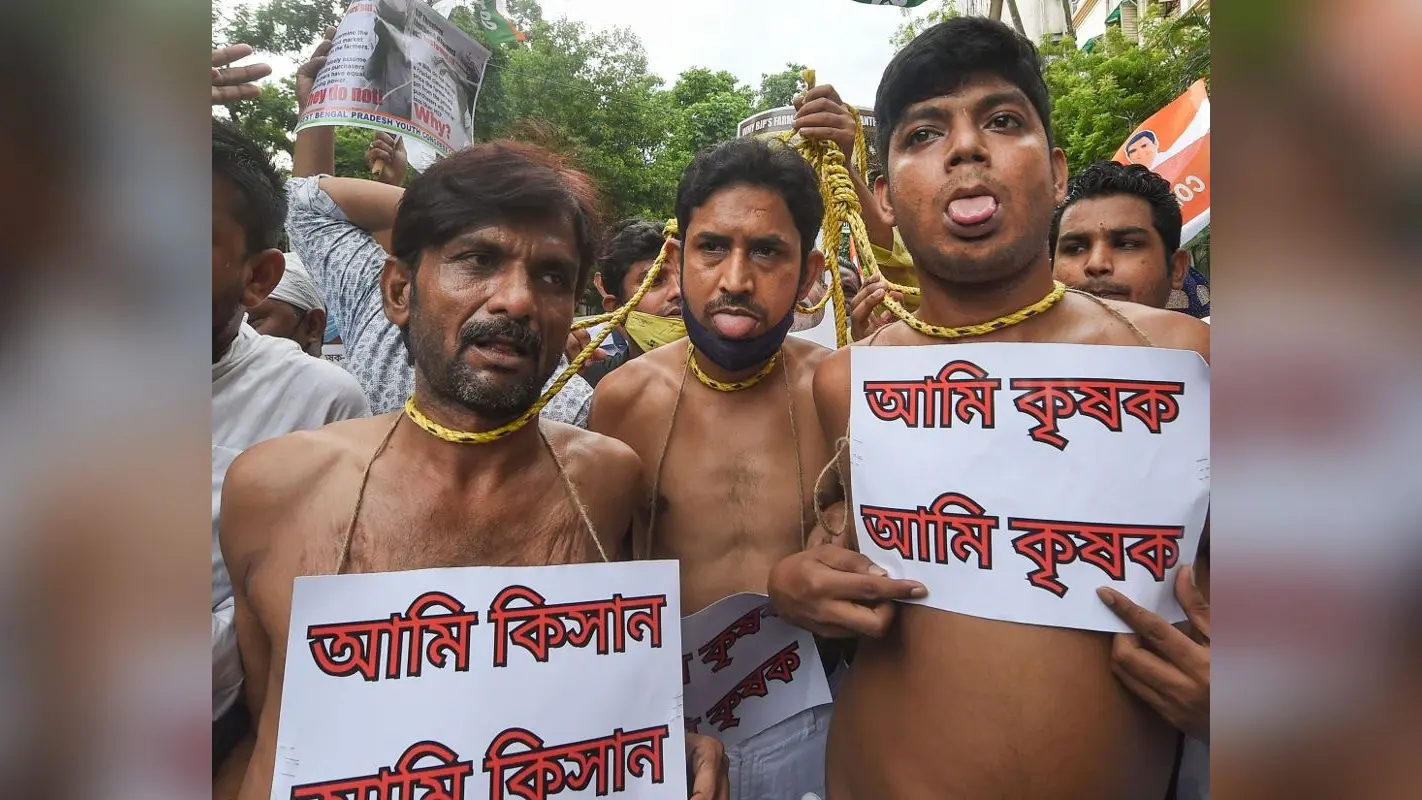 युवा कांग्रेस ने किया नंग-धड़ंग प्रदर्शन, जुलूस निकालने पर कोलकाता पुलिस ने 20 लोगों को हिरासत में लिया