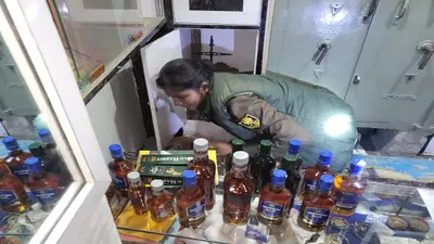 Bihar News: सहरसा में अवैध शराब कारोबारियों के खिलाफ छापेमारी, स्वर्ण कारोबारी के दुकान से मिली शराब की बोतलें