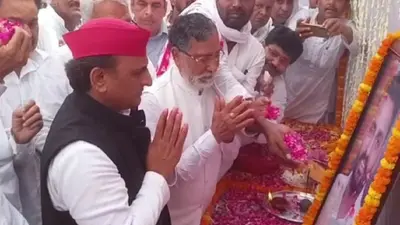 बलिया में छात्र नेता हेमंत यादव के गांव पहुंचे अखिलेश यादव, श्रद्धासुमन अर्पित कर दी श्रद्धांजलि