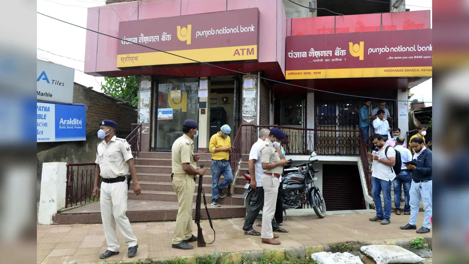 पटना PNB लूट : डकैतों ने महज 20 मिनट में बैग-शर्ट में भरे 52 लाख, लेकर हुए रफूचक्कर