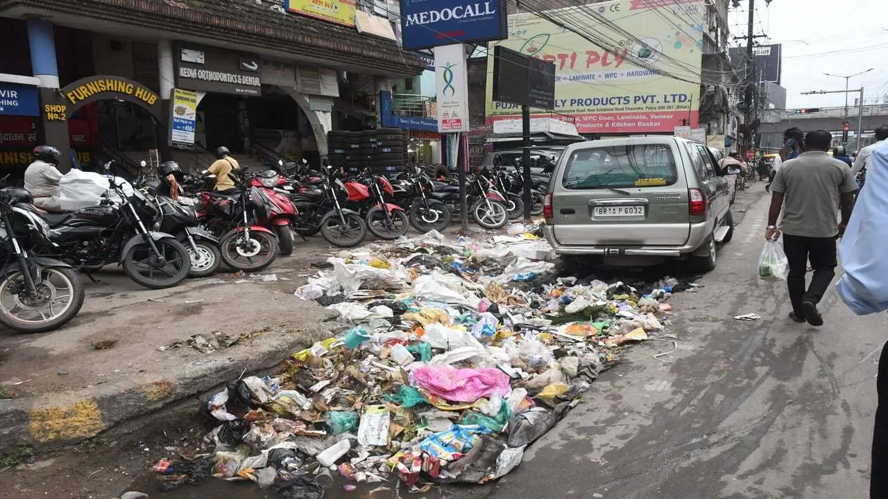 बिहार: ‘स्वच्छ भारत दिवस’ पर सड़कों पर गंदगी का लगा ढेर, जानिए सफाई कर्मचारियों की हड़ताल का ताजा अपडेट..
