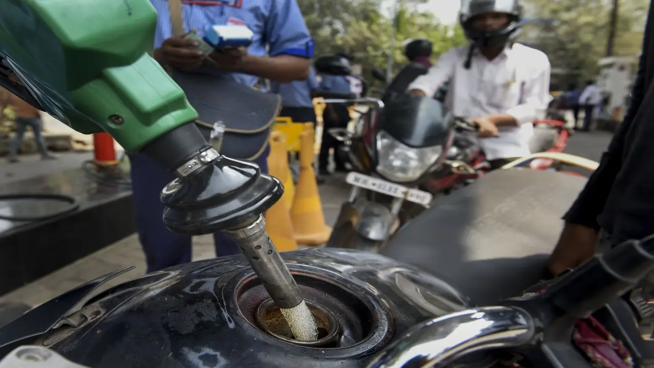 Petrol Diesel Price: कच्चे तेल की कीमतों में आयी गिरावट,नोएडा से पटना तक बदले पेट्रोल-डीजल के दाम, देखें अपडेट