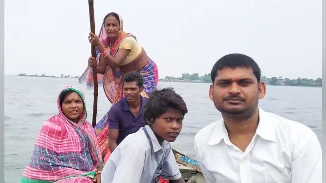 बाढ़ के पानी से घिरा सहुरिया पंचायत का हराहरी राम टोला, महिला वार्ड सदस्य खुद नाव चला लोगों की करने लगी मदद