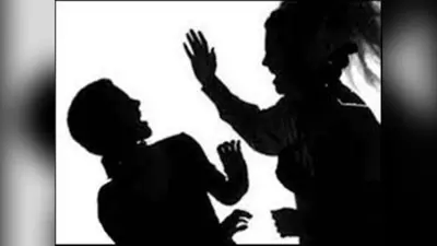 Crime News: पति का दूसरी महिला से था चक्कर, पत्नी ने बीच सड़क पर चप्पल से कर दी पिटाई