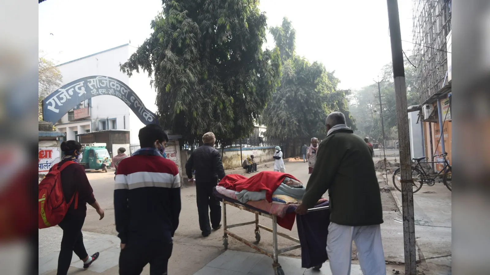 Patna News: PMCH में वायरल बुखार से कराहते रहे मरीज, MBBS में फेल हुए छात्रों ने नहीं होने दिया इलाज
