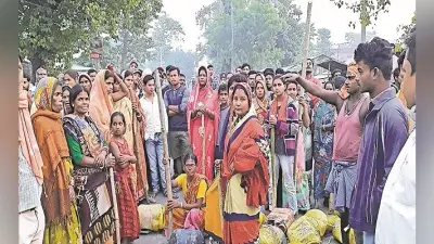 बिहार में शराब माफिया ने युवक को रेल पटरी से बांधा, ट्रेन से कटा पैर, हंगामा