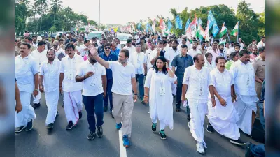 ‘भारत जोड़ो यात्रा’ : …और बच्चों के साथ सड़क पर फुटबॉल खेलने लगे राहुल गांधी, देखें वीडियो