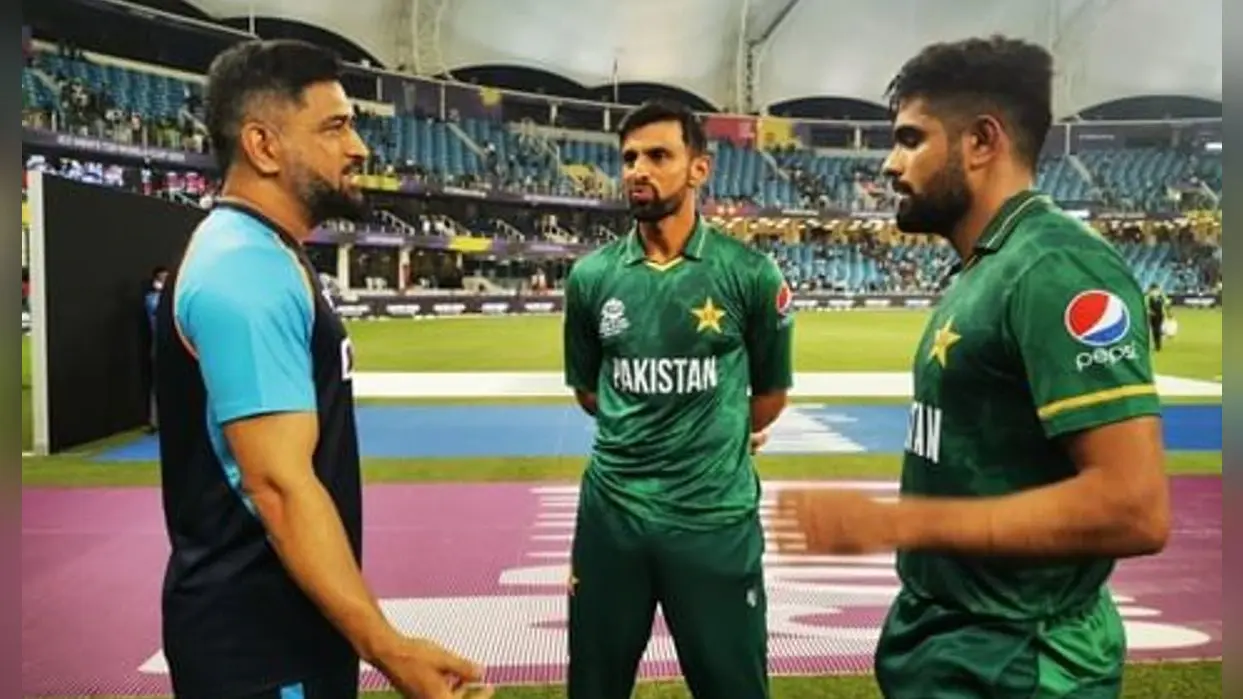 IND v PAK: हार के बाद विराट कोहली, एमएस धोनी ने पाक खिलाड़ियों से की बात, देखें दिल जीतने वाली तस्वीरें