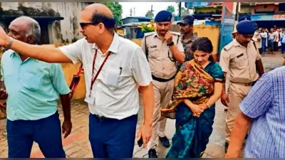 तेज बारिश में नालंदा के स्कूलों का निरीक्षण करने पहुंचे के के पाठक, स्कूल के कमरे में पशु चारा देख भड़के