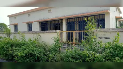 जमशेदपुर के गालूडीह में पर्यटकों के लिए बना शौचालय पर झाड़ियों का कब्जा, लाइट खराब, कुर्सियां टूटी