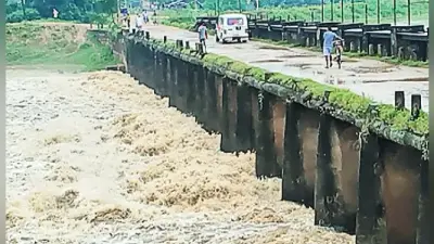 पूर्वी चंपारण की नदियों में उफान, ढाका-शिवहर का संपर्क टूटा, लालबकेया और महानंदा नदी खतरे के निशान से ऊपर