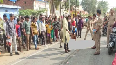 अलीगढ़ में गंगा स्नान करने जा रहे बाइक सवार तीन लोगों को ट्रक ने रौंदा, 2 की मौत, एक की हालत गंभीर