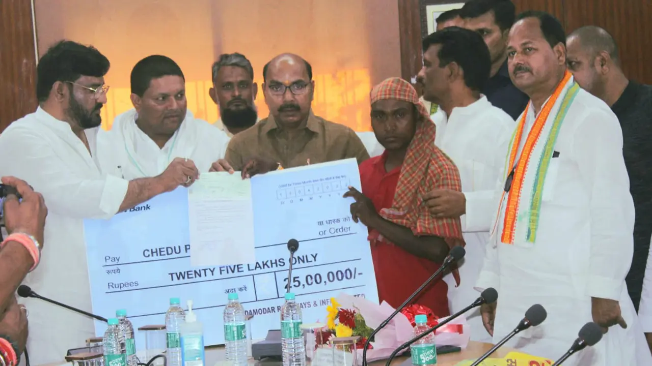 दो माह में चालू होगा देवघर का त्रिकूट रोपवे, मृतक के आश्रितों को मुआवजा राशि देते बोले पर्यटन मंत्री